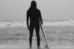 O SURF E A BUSCA DA FELICIDADE DE STERLING SPENCER