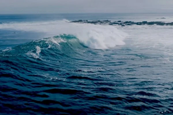 Swell histórico do “Code Red” em Teahupo’o chegou ao Canadá e ofereceu sessões épicas