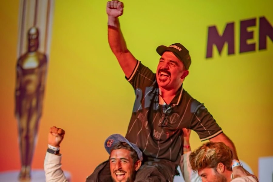 Rodrigo Koxa é bicampeão mundial de ondas gigantes com onda surfada na Nazaré