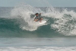 Timmy Reyes testa modelo Flat Earth da Firewire nas ondas do México