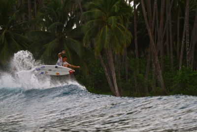 Vasco a voar sobre o lip nas Mentawai