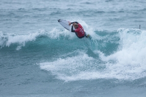 Fanno vai ser um dos surfistas a passar pela perigosa ronda 5