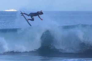 GABRIEL MEDINA SURFA DE TWIN FIN NAS ONDAS DE MARESIAS