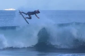 GABRIEL MEDINA SURFA DE TWIN FIN NAS ONDAS DE MARESIAS