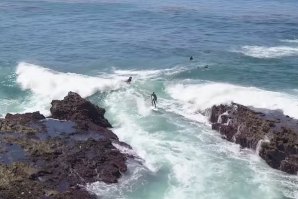 Surfando entre pedras