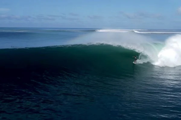 Nias recebe o maior swell do ano com Lagundri Bay a quebrar épico