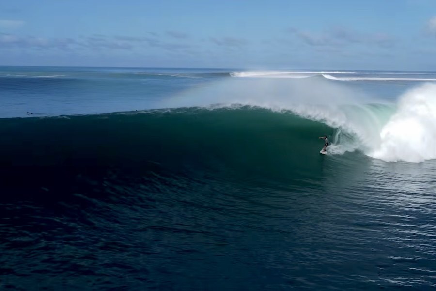 Nias recebe o maior swell do ano com Lagundri Bay a quebrar épico