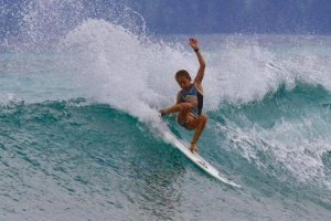 SIERRA KERR, DE APENAS 12 ANOS, MOSTRA A SUA EVOLUÇÃO NAS ILHAS MENTAWAI