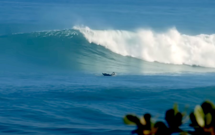 O surf ensina-nos a nunca desistir - homem com 73 anos de idade continua a dropar ondas grandes