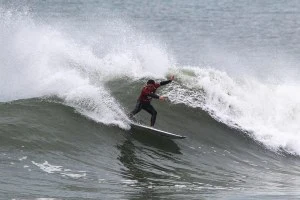 Tomás Fernandes a dar-se bem na primeira ronda da praia da Joaquina.