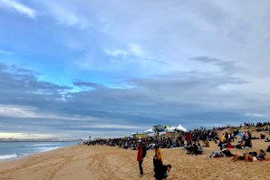 O público apareceu em massa mas ainda está meio metro nos sets na praia de Super Tubos. (Este Sábado de manhã)