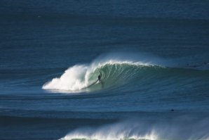 Os tubos perfeitos surfados por Nic Von Rupp em casa