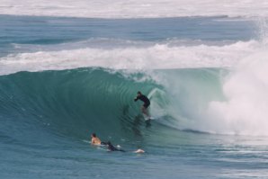 Nathan Florence &quot;delira&quot; com direitas tubulares numa surftrip no México