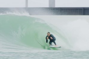 JOEL PARKINSON E COMPANHIA TESTAM AS ONDAS DA URBNSURF NA AUSTRÁLIA