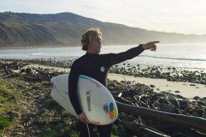 CONNOR COFFIN PARTILHA AS ONDAS DE RINCON COM GOLFINHOS