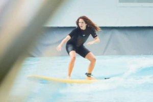 SHAKIRA TESTA AS ONDAS DO WAVEGARDEN
