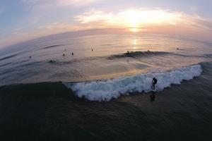 SURFAR NA CALIFÓRNIA VISTO POR UM DRONE