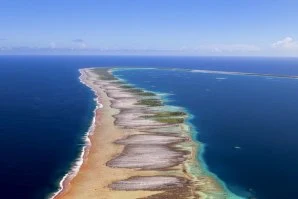 O Atol isolado situa-se próximo do Tahiti