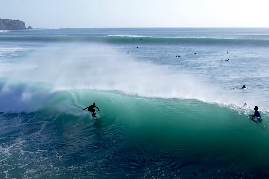 Impossibles on fire, swell de 18 segundos transforma a tarde em bali