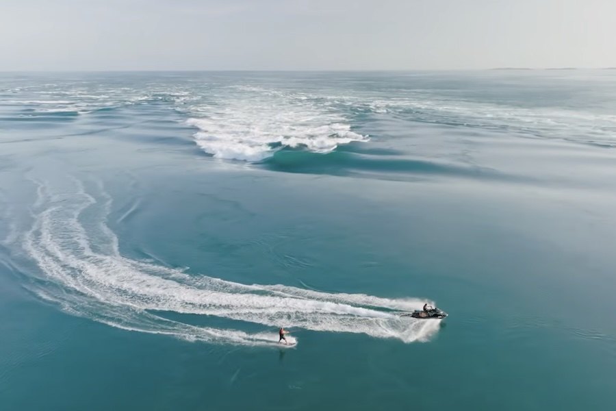 Dylan Graves e Anthony Walsh surfam uma das ondas mais estranhas e perigosas do planeta