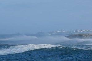 PORTUGUESES PERSEGUEM SLAB DE ONDAS GIGANTES NA GALIZA