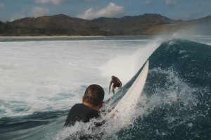 UMA FILMAGEM DE DRONE MUITO PRÓXIMA DO SURF