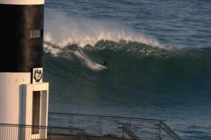 LUCAS CHUMBO E ERIC REBIERE SURFAM ONDAS GIGANTES NA GALIZA