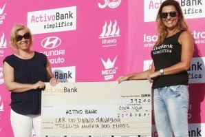 Elsa Borda d’Água, do ActivoBank, entrega o cheque a Dina Ferreira, do Lar do Divino Salvador. 