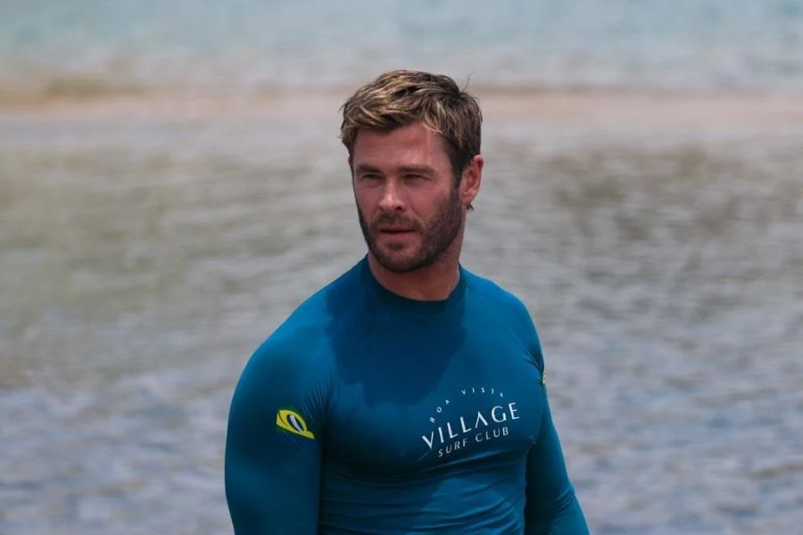 Chris Hemsworth revela se mantém amizade com atores de 'Os Vingadores' e  elogia surfistas brasileiros