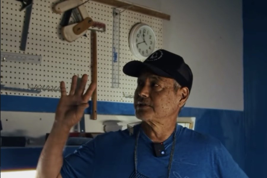 Fábrica de pranchas de Eric Arakawa parcialmente destruída nas cheias do North Shore