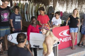 STEPHANIE GILMORE OFERECE PRANCHA DE SURF À PRIMEIRA MULHER SURFISTA EM MOÇAMBIQUE