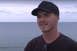Surfistas australianos escapam de encontro assustador com tubarão de cinco metros
