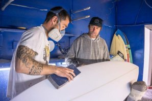 Prepara o teu quiver para o verão com o shaper Dylan Longbottom na Portugal Surf Factory!