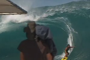 O SURF EM TOW IN REGRESSA ÀS &quot;BOMBAS&quot; DE TEAHUPOO