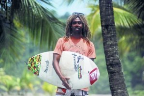 Gilbert Brown sofre grave lesão durante o surf