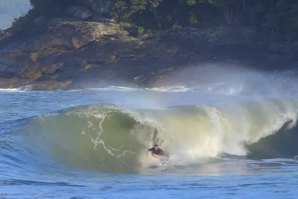 GABRIEL MEDINA APANHA ALTOS TUBOS EM CASA COM OS SEUS AMIGOS