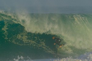 OS TUBOS PESADOS NA AREIA SURFADOS POR CONNOR COFFIN EM LAGRAVIERE