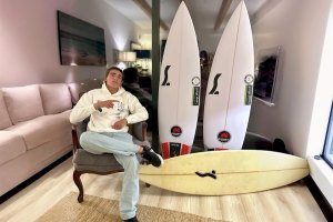 Pirujinho com as suas pranchas e a prancha do seu pai dos anos 90