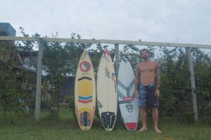 Alejo Muniz testa pranchas de Mick Fanning ,Taj Burrow e Alejo Abramidis