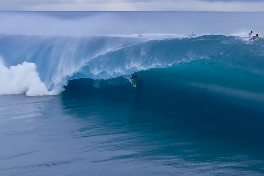 O tubo que está a deixar o mundo do surf sem palavras - há quem lhe chame o Tubo da Década