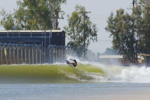 CONNER COFFIN E GABRIEL MEDINA TREINAM NA PISCINA DO KELLY SLATER