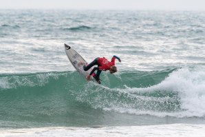 Francisco Ordonhas venceu o título nacional de surf esperanças sub-14 em 2019.   Foto por Tomané.