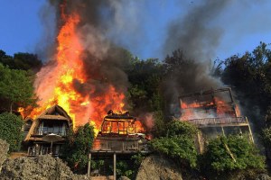 INCÊNDIO DESTRÓI WARUNGS E HOTÉIS DE PADANG PADANG