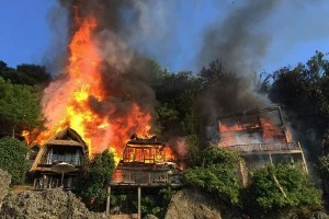 INCÊNDIO DESTRÓI WARUNGS E HOTÉIS DE PADANG PADANG