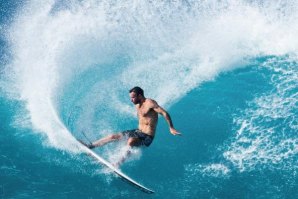 Secções pesadas e surf bruto no último vídeo de Mikey Wright