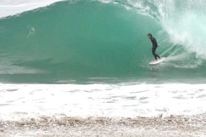 Mason Ho, Kalani Robb e outros a fazer tubos em cima da areia em The Wedge