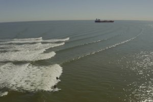 A onda improvável que Dylan Graves surfou durante 10 minutos no Texas