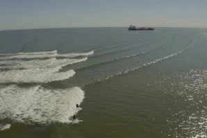 A onda improvável que Dylan Graves surfou durante 10 minutos no Texas