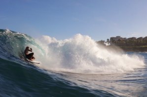 A MESTRIA DE CLAY MARZO A SURFAR TUBOS NUMA LAJE SUPER RAZA