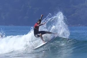 O surf de Medina em ondas pequenas no Brasil em preparação para as Olimpíadas